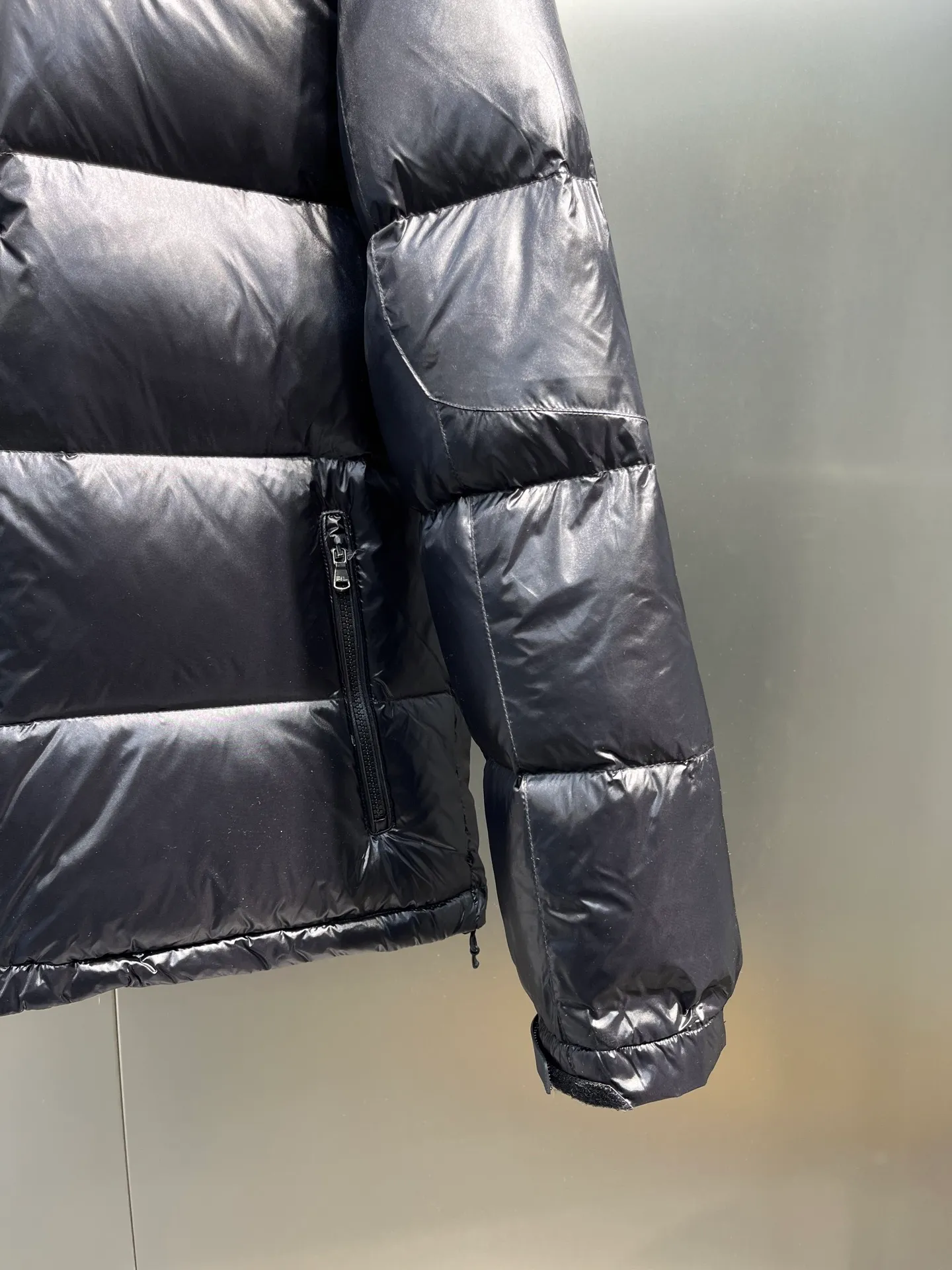 P980 Ralph Lauren polo unisex matte down jacket. Ralph is going crazy this year. The upper body fabric of major internet celebrities has a double-layer shin feel, which is full of weight! It's not as heavy as a regular jacket, and the ordinary cotton material feels really different. This one is super comfortable, soft and stylish, and has a green plaid interior that has a retro movie fashion feel! ✅Original custom-made 40D plaid four-level waterproof fabric, waterproof and anti-static fabric, exclusively using the original single-layer fabric method. The use of single-layer fabric has tested that the fabric and down must meet the standards to prevent velvet running, and ensure the feel and bulkiness. The interior is made of nylon double-layer sealing design, which will not cause any velvet running phenomenon. The adjustable hem with built-in drawstring buckle can prevent wind and cold. ✅ Silhouette jacket The upper body shape is super good, and the LOGO design on the chest is prominent. It is a style highly recommended by foreign bloggers. ✅Original original data layout, coordinated, loose, warm, fashionable, real original internal data, tolerant version. ✅Imported Behringer embroidery machine, custom-made 10,000-needle electric embroidery, using imported No. 7 needles, imported embroidery thread, ensuring that each word is full, three-dimensional and clear, and can be called the most expensive embroidery logo. ✅It is filled with national standard 80% white duck down, which has better thermal insulation performance, is light and not heavy, and has good fluff recovery after compression! ✅RDS certified high-quality 700 high fluffy white duck down filling ✅The zipper is customized from the Yoshida RL factory, with clear engravings and perfect and smooth texture ✅Accessories and buttons are all developed using the original version The fit is loose but not baggy. The size is just right and not picky. The dropped shoulder design modifies the shoulders without making them look bulky. This silhouette is a style that will never go out of style. The upper body is also very durable and recognizable. The loose and reasonable fit can be worn by both men and women. It is easy to create a clean and refreshing youthful look. Size: S M L XL XXL